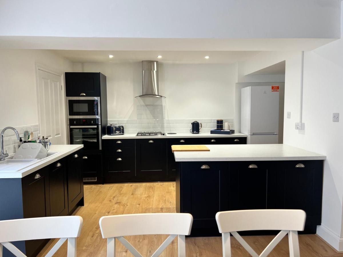 Heathcliff - 5 Bedroom House In Town Centre เท็นบี ภายนอก รูปภาพ